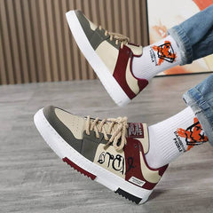 Chaussures femme et homme avec finition rouge tendance, adaptées à toutes les tenues, disponible en soldes et idéale comme cadeau fête des pères

