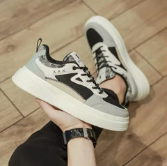 Chaussure homme noire style basket en promo, idéale en sneakers élégante pour un look streetwear urbain ou comme cadeau pour femme moderne

