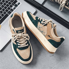 Photo prise en boutique chaussure, montrant une basket pour femme avec semelle orthopédique. Idéale pour le quotidien, cette chaussure allie style féminin, maintien du pied et tendance.