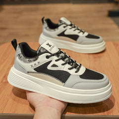 Sneakers femme noire avec silhouette urbaine, parfaite comme basket tendance pour les tenues sport chic ou cadeau pour femme en promo

