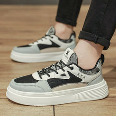 Chaussure urbaine noire élégante pour homme et femme, type basket moderne avec finition premium, parfaite en boutique chaussure ou magasin de sneakers

