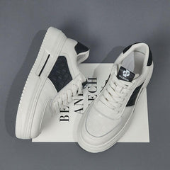 Modèle streetwear tendance combinant baskets homme, chaussure homme blanche et vêtement pour homme. Confort optimal avec chaussure de basket, idéal comme sneakers homme pour un style urbain affirmé.


