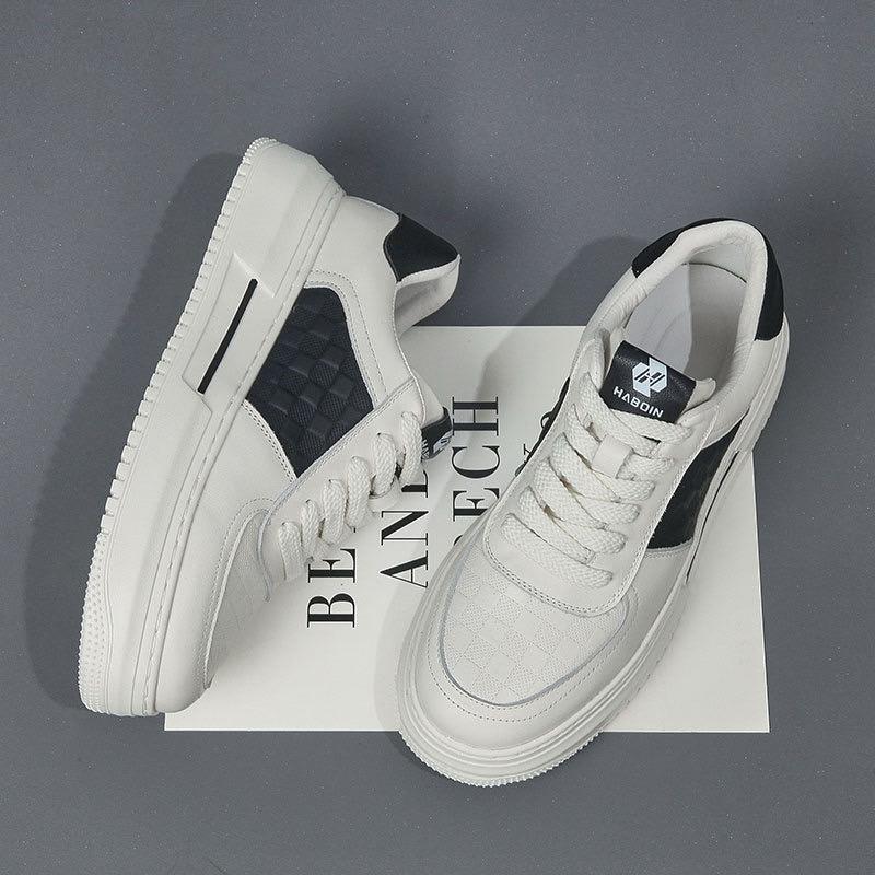 Modèle streetwear tendance combinant baskets homme, chaussure homme blanche et vêtement pour homme. Confort optimal avec chaussure de basket, idéal comme sneakers homme pour un style urbain affirmé.

