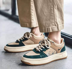 Vue en situation dans un magasin de chaussures présentant des baskets homme à la coupe sportive. Cette chaussure de basket est pensée pour allier confort, performance et style streetwear.