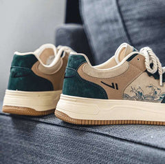 Sneakers femme au design moderne avec semelle orthopédique intégrée, associées à une basket blanche homme. Une paire idéale pour les longues journées, alliant confort, maintien et style.