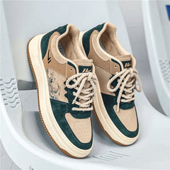 Chaussure sport homme associée à une basket blanche femme, dans un style élégant et confortable. Parfait pour les hommes recherchant une tenue streetwear avec des vêtements tendance et actuels.